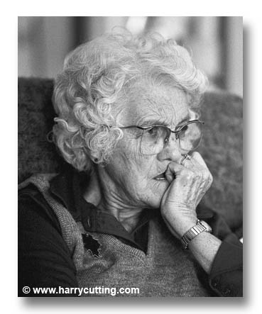 anxious-elderly-woman anxious-elderly-woman